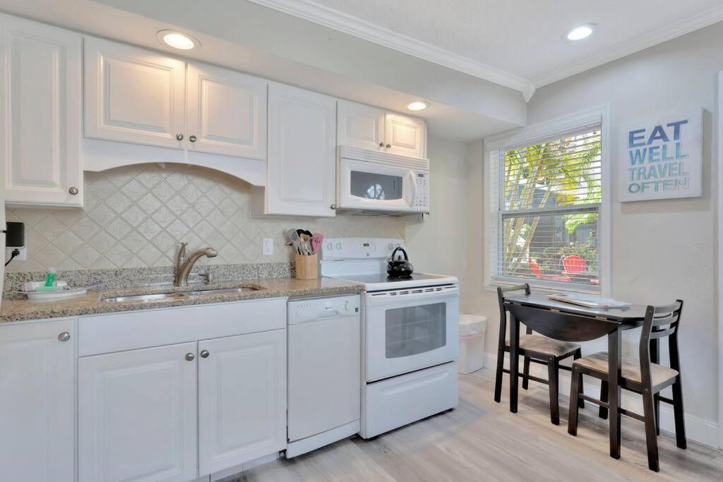 Sea Gem One Bed One Bath Charmer Steps To Beach Bradenton Beach Dış mekan fotoğraf